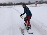 Auf dem Foto sieht man eine junge Frau auf einem Snowboard. (Bild öffnet vergrößert)