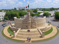 Foto: Denkmal für das Vaterland in Mérida  (Bild öffnet vergrößert)