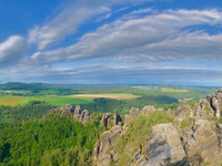 Zu sehen ist die Aussicht von ganz oben, den Schrammsteinen  (Bild öffnet vergrößert)