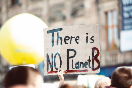 Auf dem Foto sieht man ein Plakat, das im Zuge einer Demo hochgehalten wird. Auf dem Plakat steht: There is no Planet B.