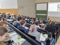 Vollbesetzer Hörsaal während eines Vortrags zum Thema Lehramt. (Bild öffnet vergrößert)