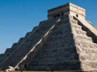 Foto: Die Chichen-Itza Pyramide am Äquinoktium  (Bild öffnet vergrößert)