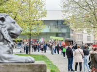 Blick über den gut besuchten Universitätsplatz (Bild öffnet vergrößert)