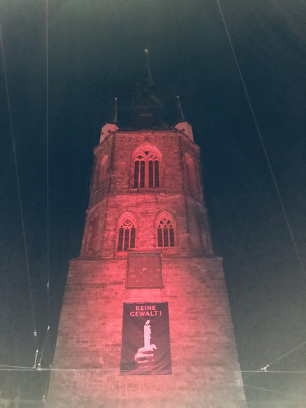 Zu sehen ist der Rote Turm von Halle 