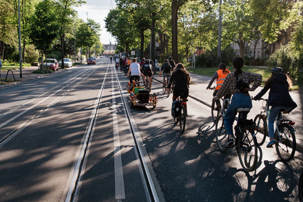 Auf dem Foto sieht man eine Fahrraddemo.