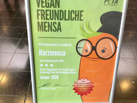 Zu sehen ist ein Plakataufsteller in der Hanz-Mensa mit der Information, dass die Harz-Mensa 3 Sterne für das Engagement rund um die vegane Ernährung in der Hochschulgastronomie bekommen hat. (Bild öffnet vergrößert)