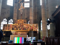 Zu sehen sind Computerbildschirme im inneren einer Kirche zur Aufzeichnung eines Livestreams. (Bild öffnet vergrößert)