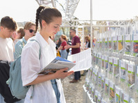 Eine Schülerin hält Infomaterial in der Hand und informiert sich zum Studienangebot. (Bild öffnet vergrößert)